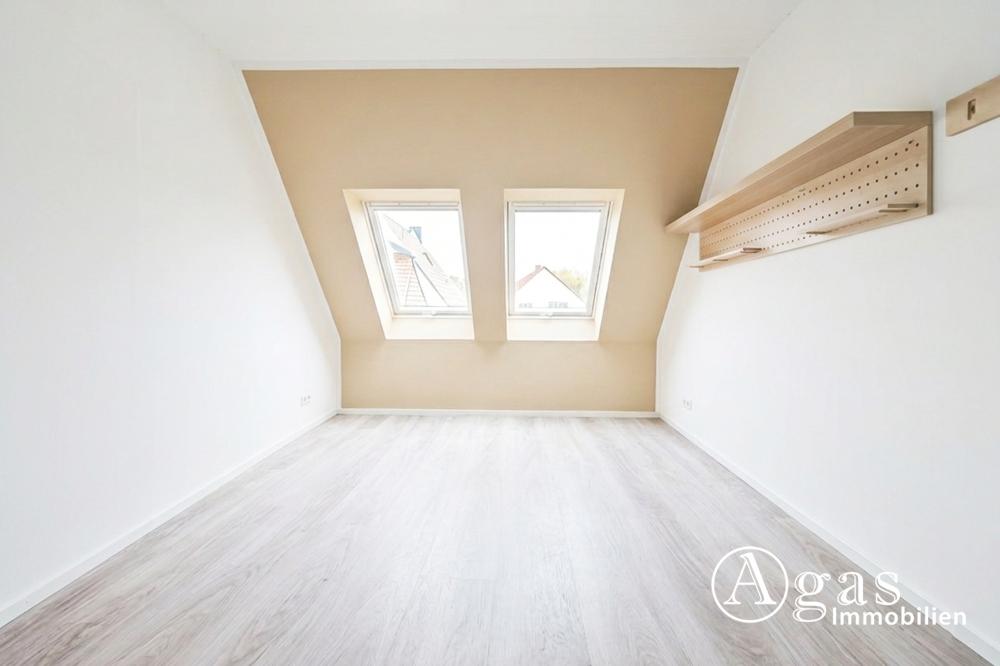 Helle 2-Zimmer-Dachgeschoss-Wohnung mit Wohnküche, Abstellkammer und Fahrstuhl - Foto 4