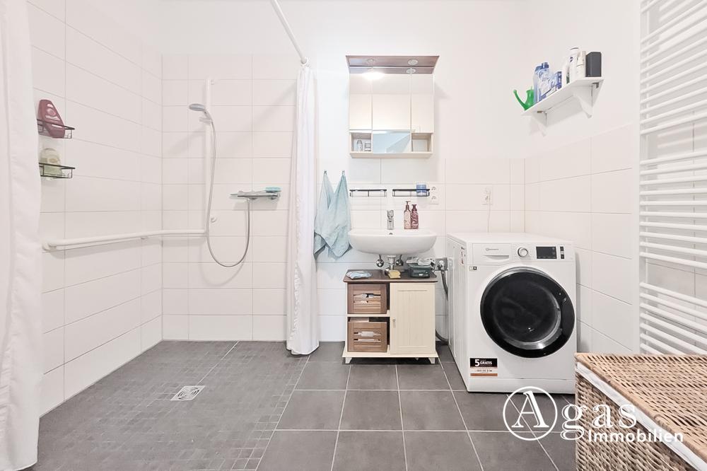 Helle 2-Zimmer-Dachgeschoss-Wohnung mit Wohnküche, Abstellkammer und Fahrstuhl - Foto 2