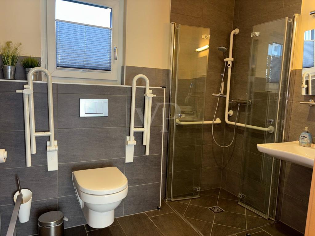 Bad mit Dusche im Erdgeschoss