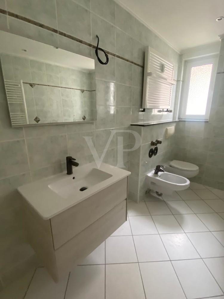 Waschtisch und WC im Bad mit Fenster