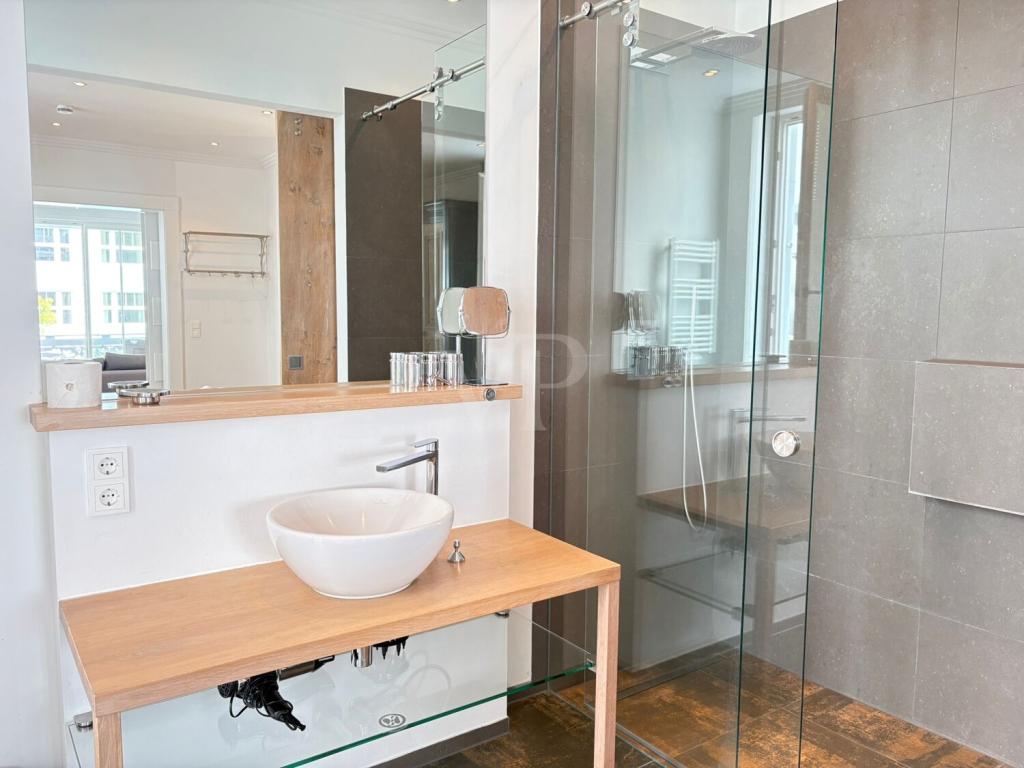 Bad mit Dusche, WC