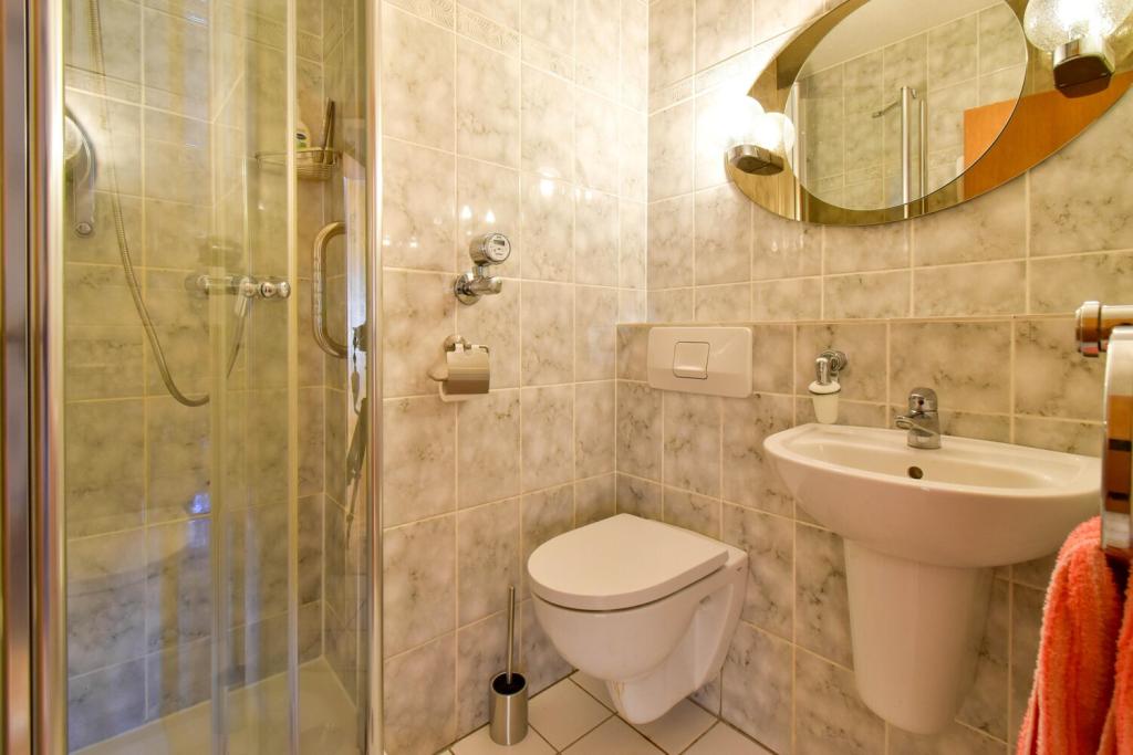 1. Badezimmer mit Dusche