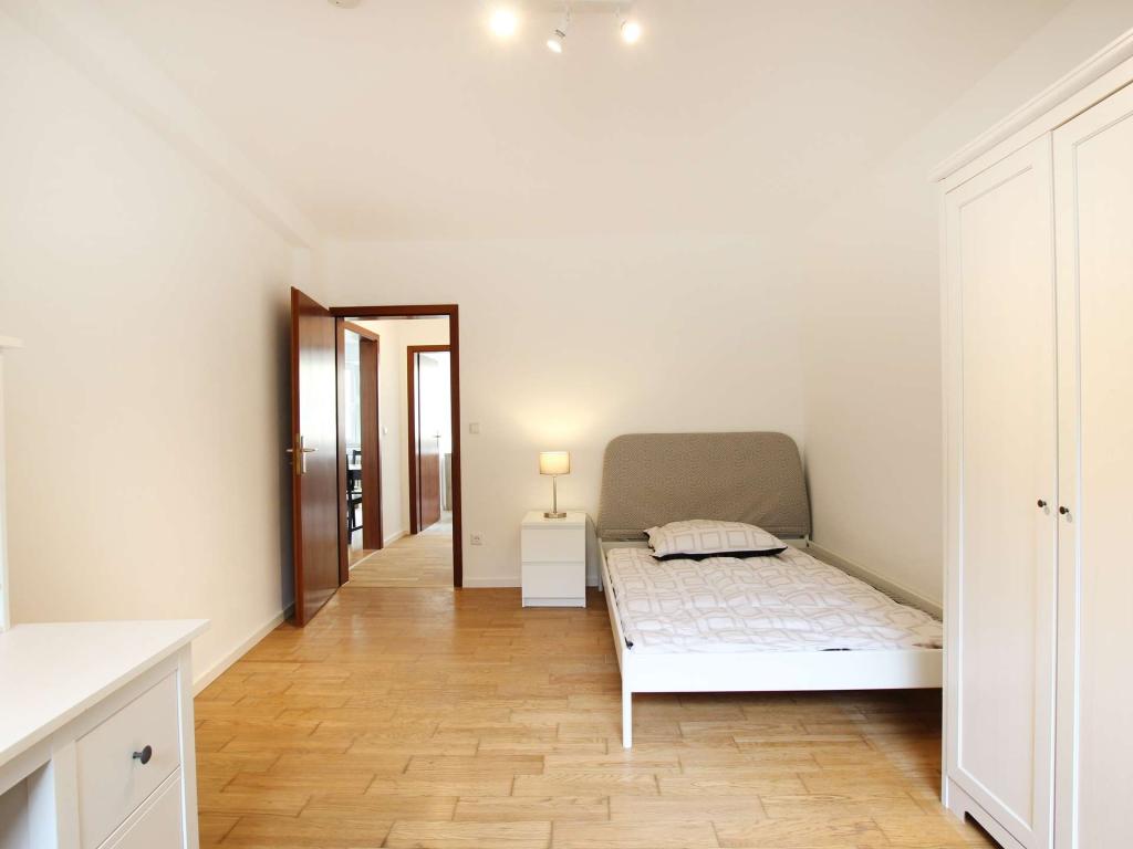 Einziehen und wohlfühlen: Möbliertes WG-Zimmer mit Balkon in Stuttgart-West - Photo 5