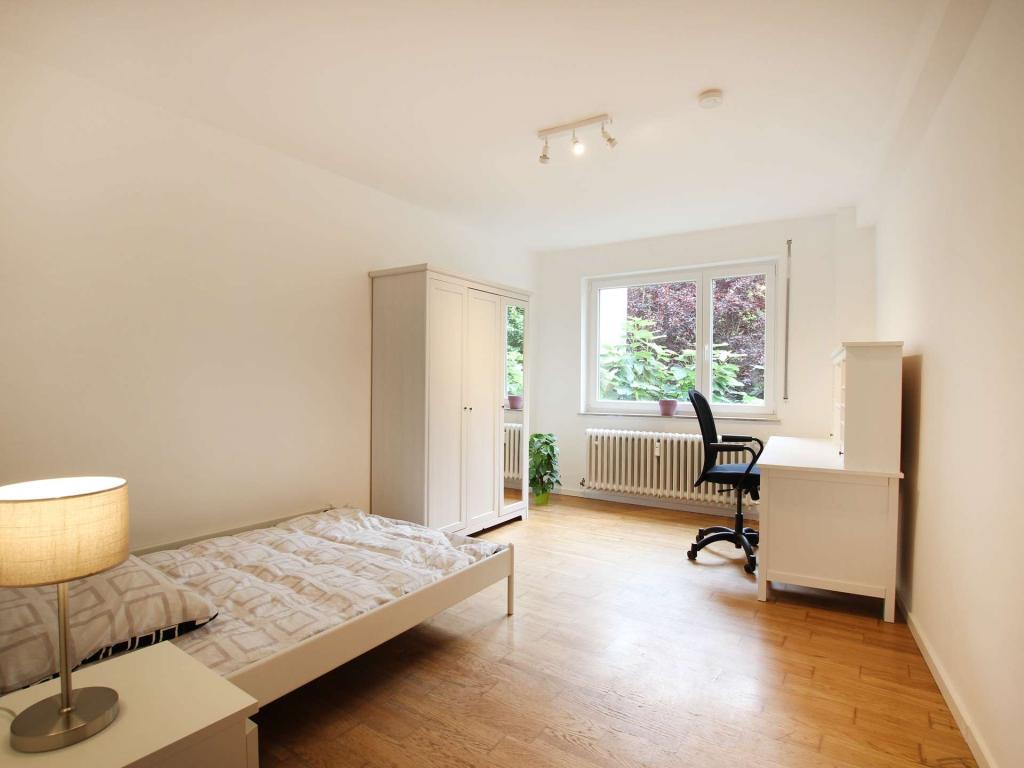 Einziehen und wohlfühlen: Möbliertes WG-Zimmer mit Balkon in Stuttgart-West - Photo 4