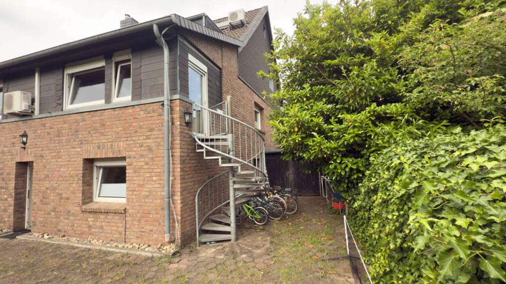 Seitenansicht und Garage