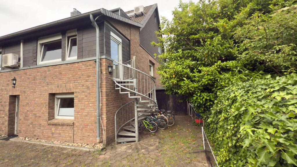 Seitenansicht und Garage