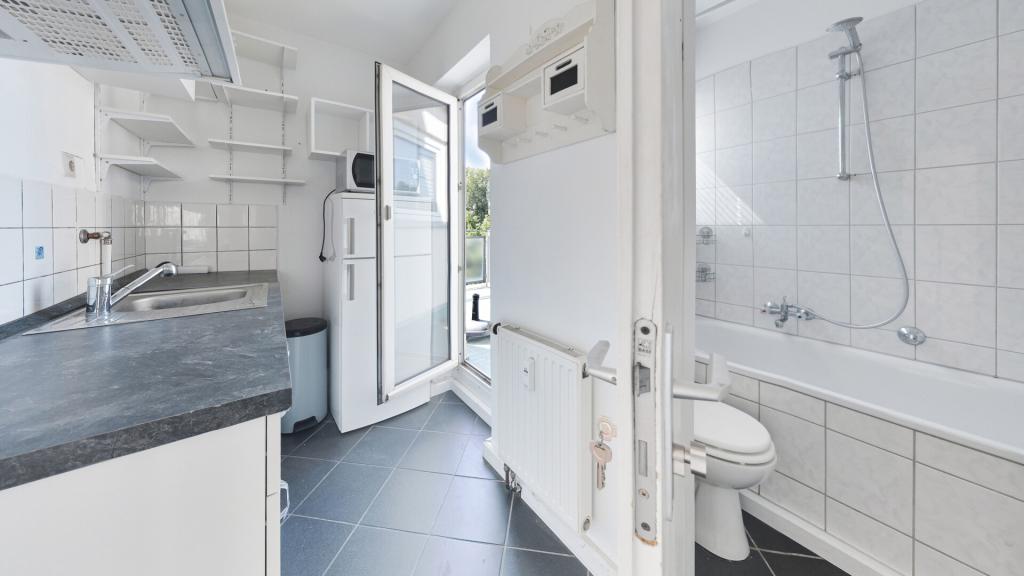 Ruhige Wohnung mit 2 Zimmern, Küche, Bad und Dachterrasse am Schwanenspiegel - Photo 2