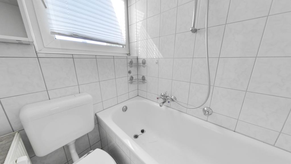 Ruhige Wohnung mit 2 Zimmern, Küche, Bad und Dachterrasse am Schwanenspiegel - Photo 4