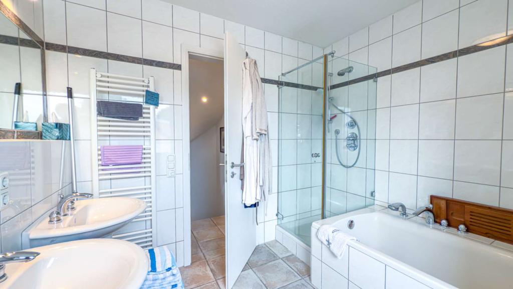 Haus B: Badezimmer