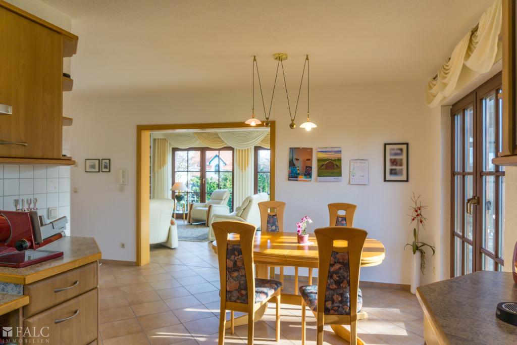 Blick von der Küche ins Wohnzimmer