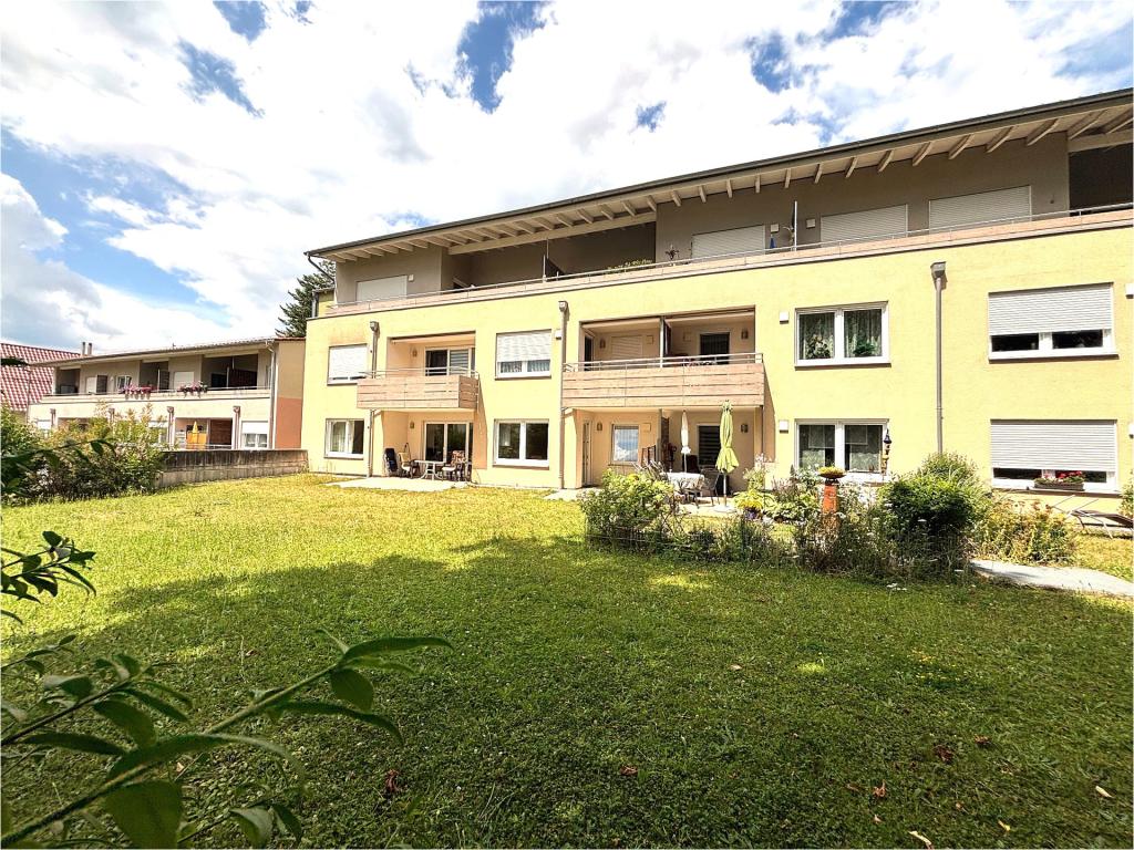 Hausansicht mit Garten