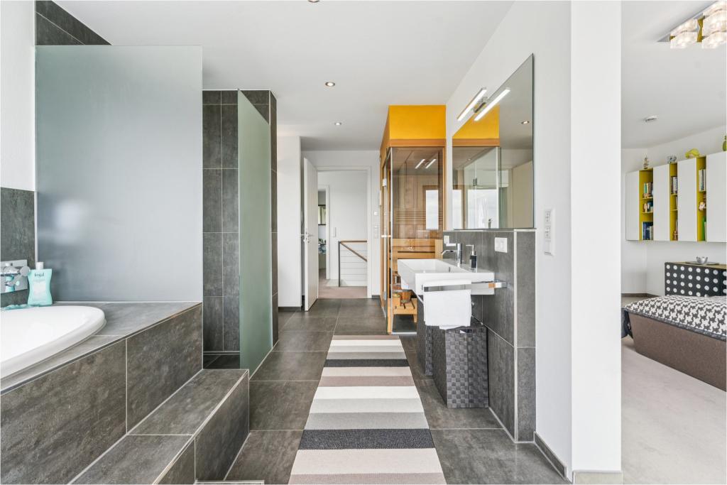 Badezimmer Blick Badewanne und Walkinndusche