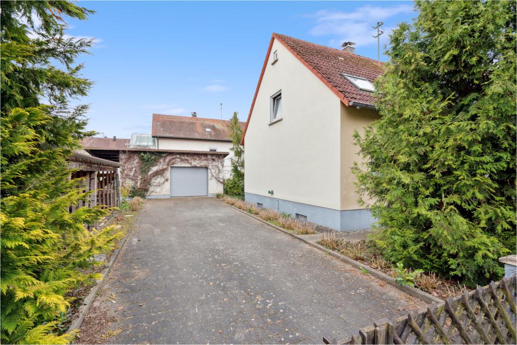 Blick Garage / Einfahrt