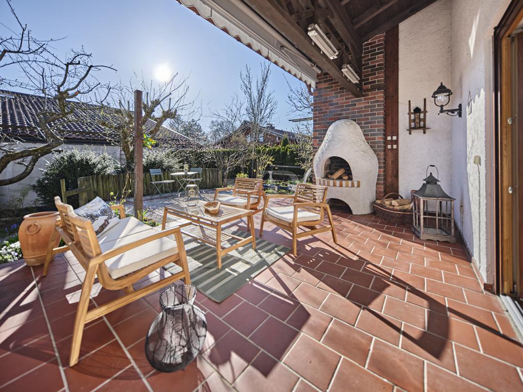 sonnige Terrasse mit gemauertem Grill