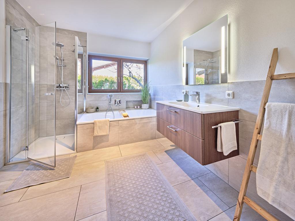 Modernes großes Badezimmer
