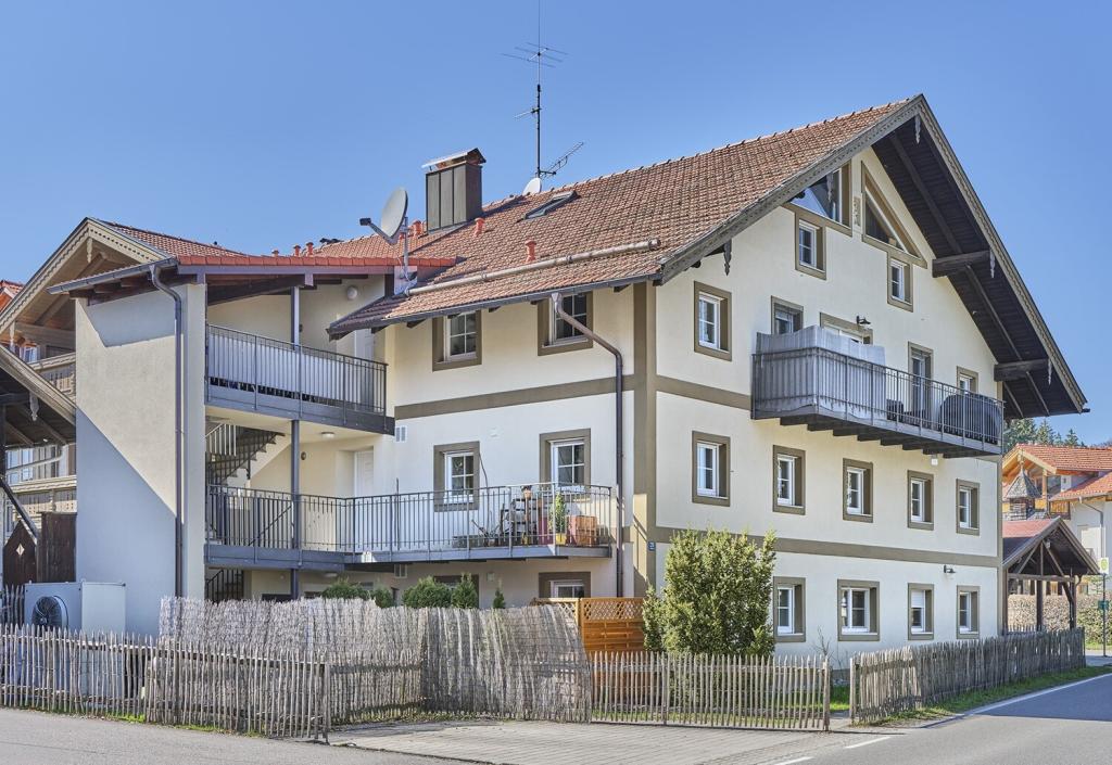 Hausansicht mit Treppenaufgang