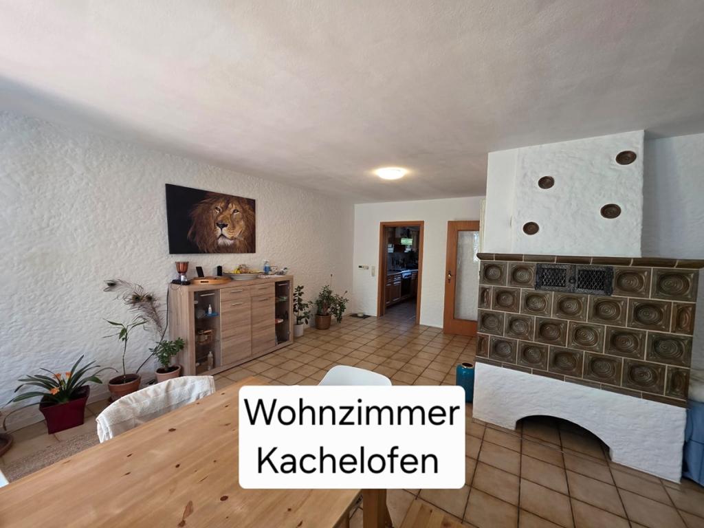 ruhiges 4-Zimmer-Reihenhaus mit Wintergarten, Kachelofen und EBK in Deggendorf - Photo 1
