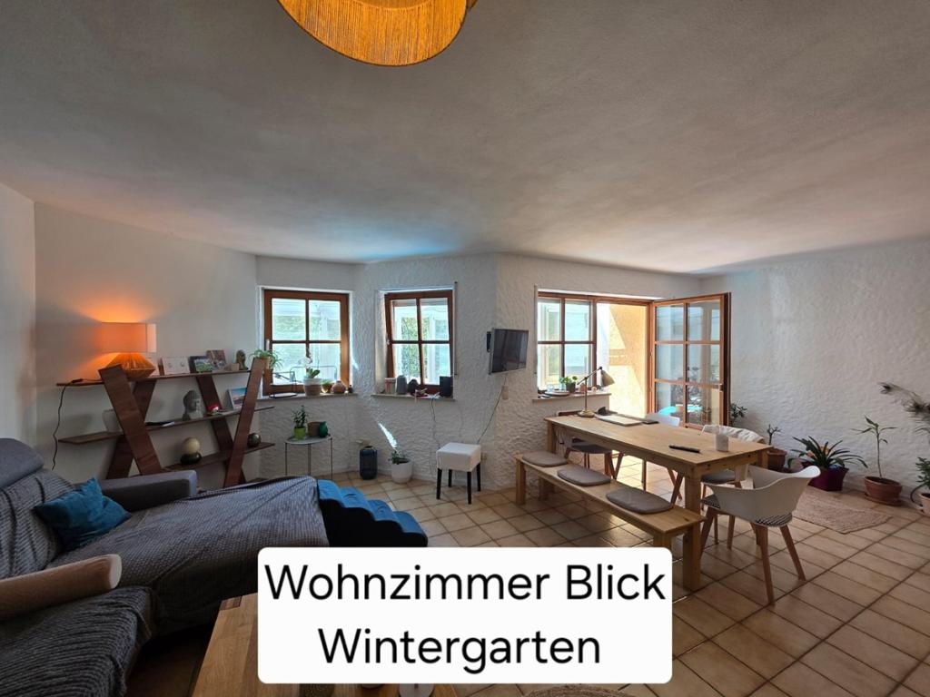 ruhiges 4-Zimmer-Reihenhaus mit Wintergarten, Kachelofen und EBK in Deggendorf - Photo 1