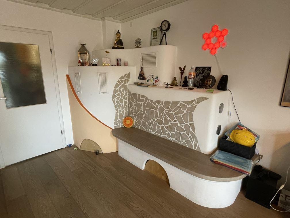 Wohnzimmer mit Kachelofen im EG 