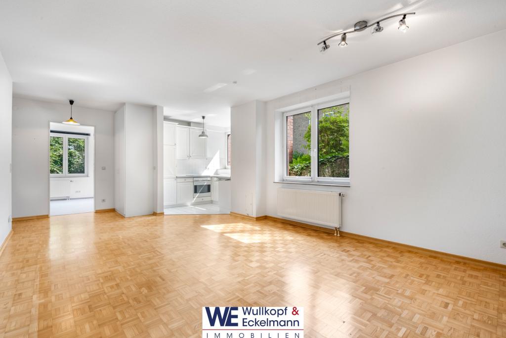 Wohnzimmer mit Blick in die Küche