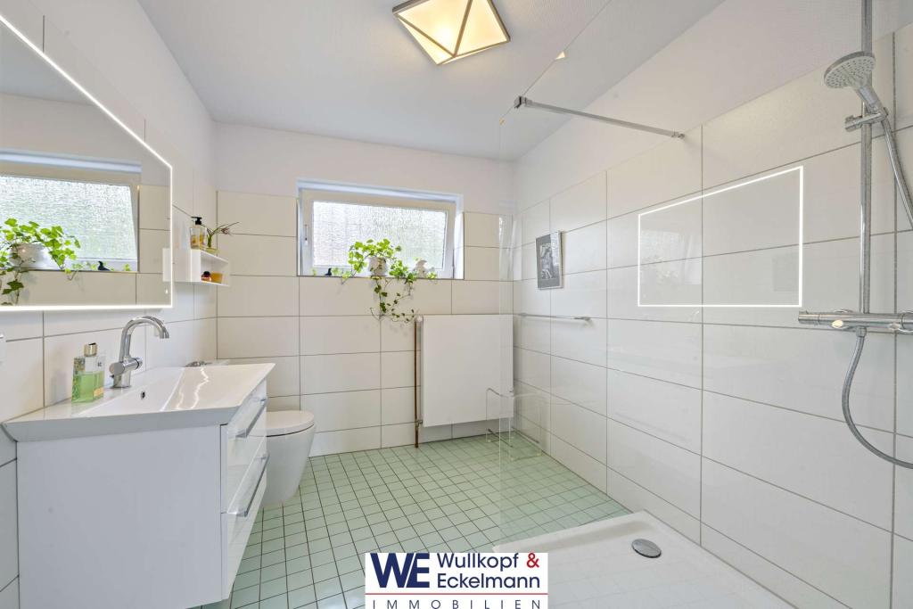 Badezimmer mit Walk-In-Dusche