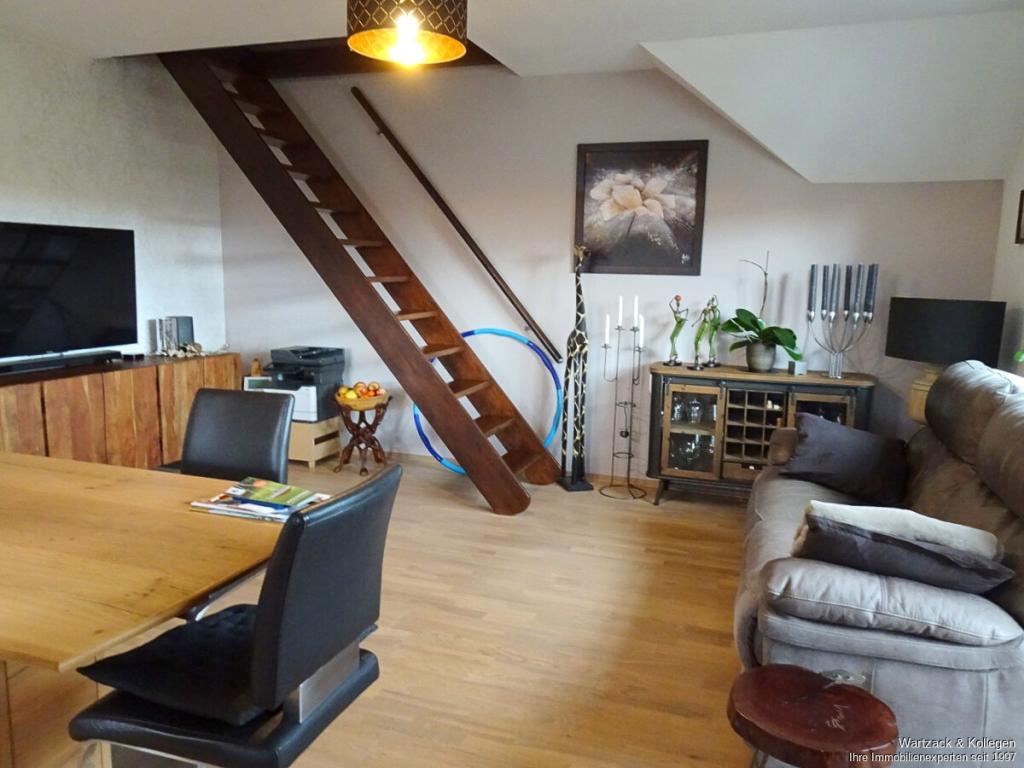 3-Zimmer-Wohnung mit zusätzlichen Spitzboden, Einbauküche, zwei Balkonen und TG-Stellplatz in Roth - Photo 1