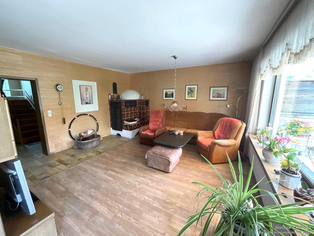 großzügiges Wohnzimmer mit Kachelofen