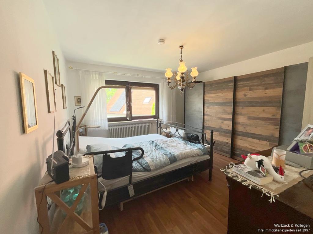 Schlafzimmer mit Platz für einen Kleiderschrank
