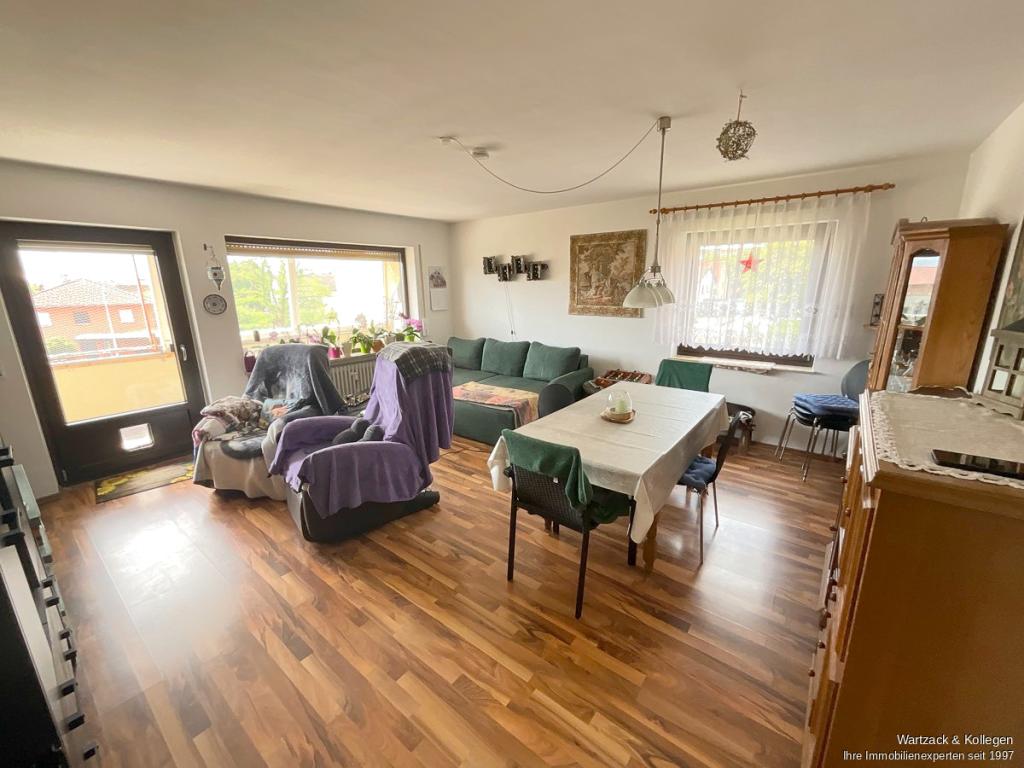 großzügiges und helles Wohnzimmer