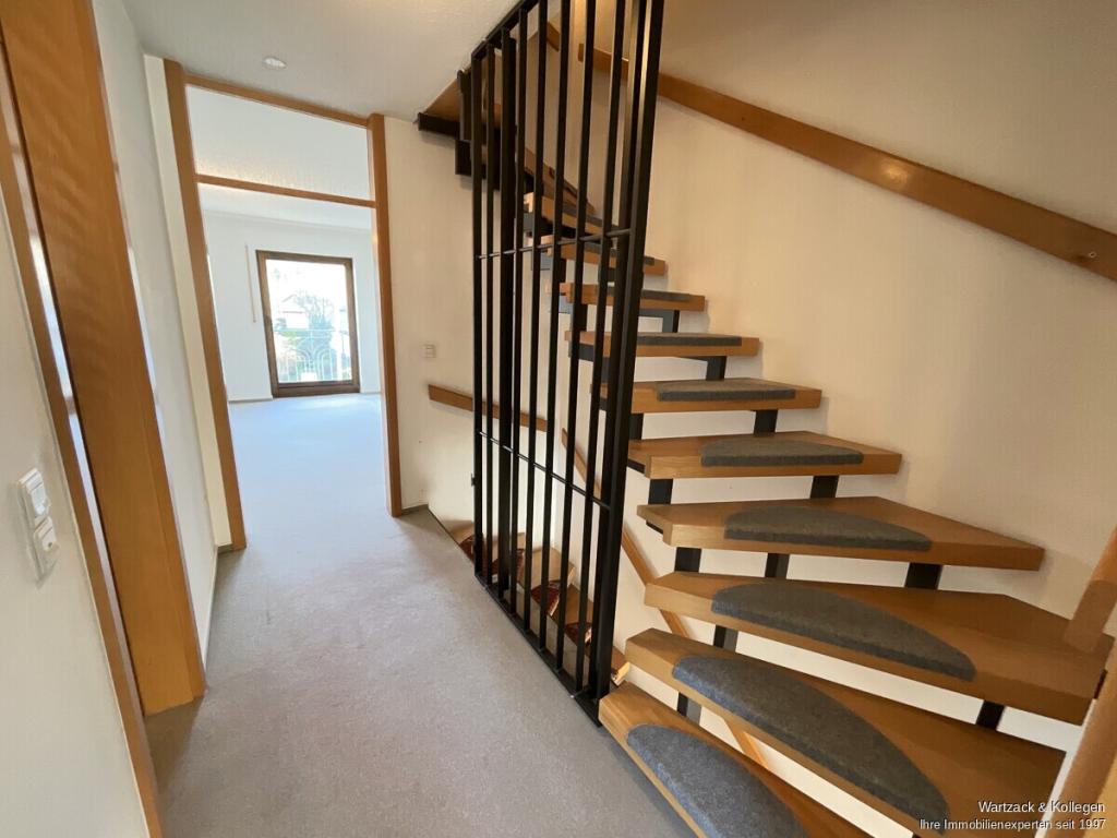 Flur OG mit Treppe ins DG