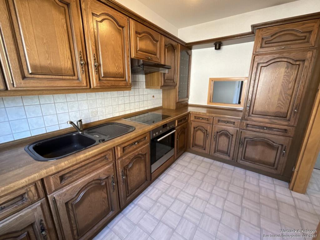 Küche mit Durchreiche