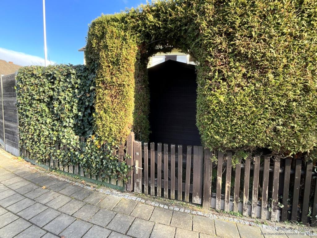 Dornröschen-Gartenzugang