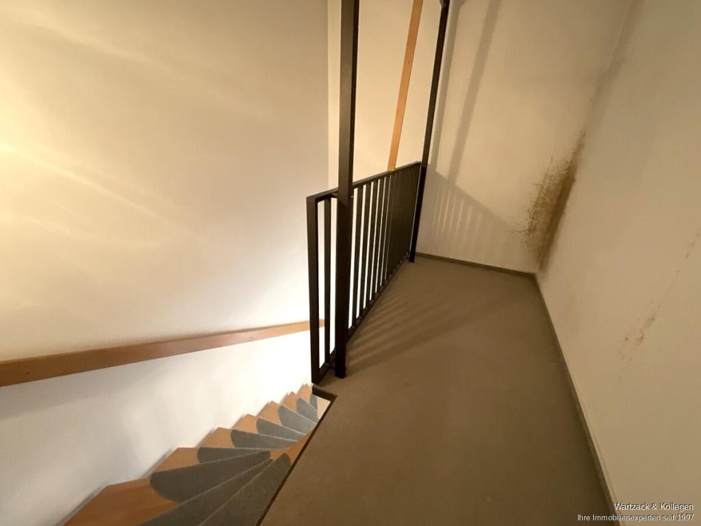 Flur DG mit Feuchtigkeitsschaden