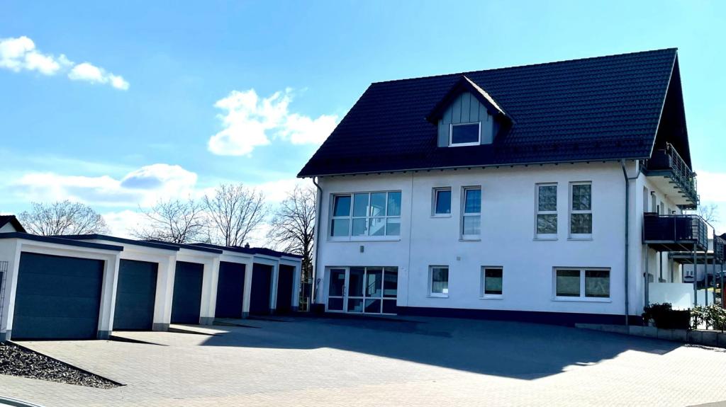 Mehrfamilienhaus mit Garagen