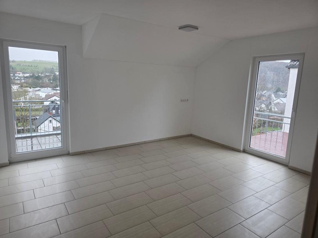 Freundliche und neuwertige 3,5-Raum-Dachgeschosswohnung mit geh. Innenausstattung in Aßlar - Photo 2