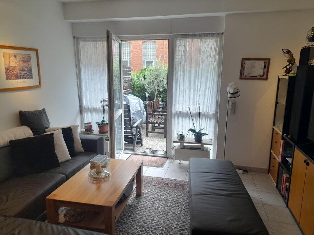 Wohnbereich mit Tür offen zur Terrasse