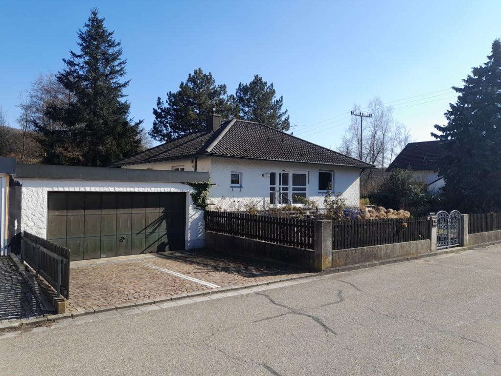 Ansicht mit Garage Straßenseite