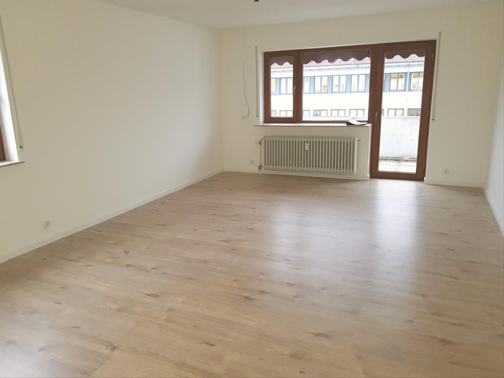 Große, 2022 komplett renovierte 4-Zi.-Whg. mit Balkon im 3 OG zu vermieten! - Foto 2