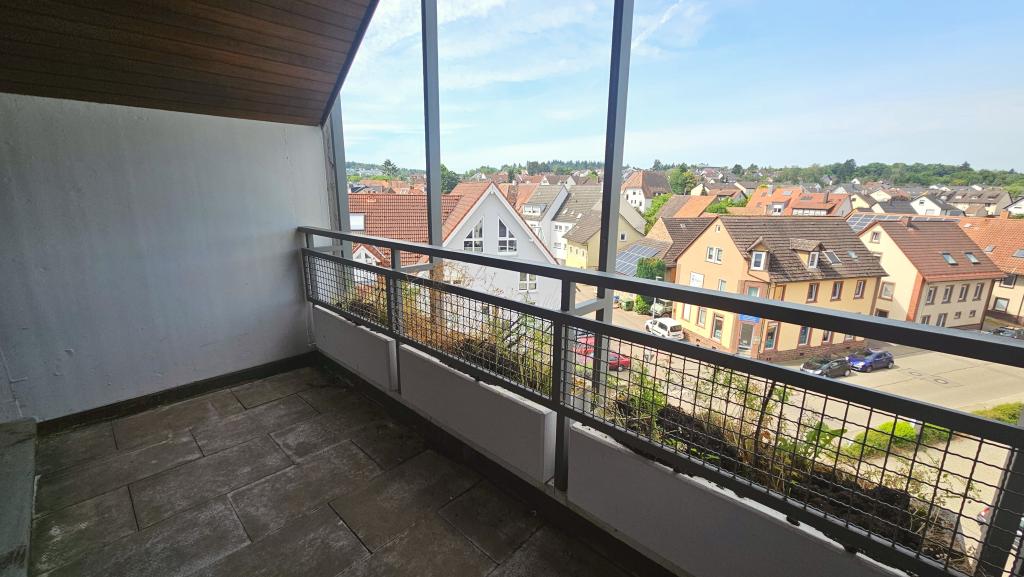 Bald renovierte Maisonette-Wohnung mit drei Balkonen im Zentrum von Langensteinbach - Foto 4