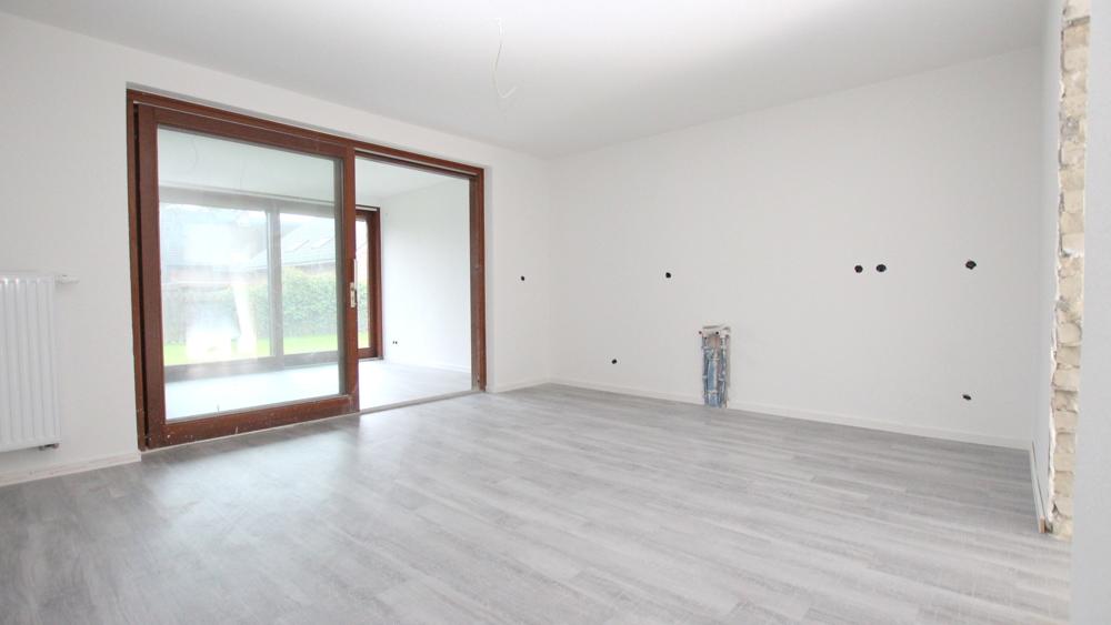 Esszimmer mit Kochbereich und Blick ins Wohnzimmer