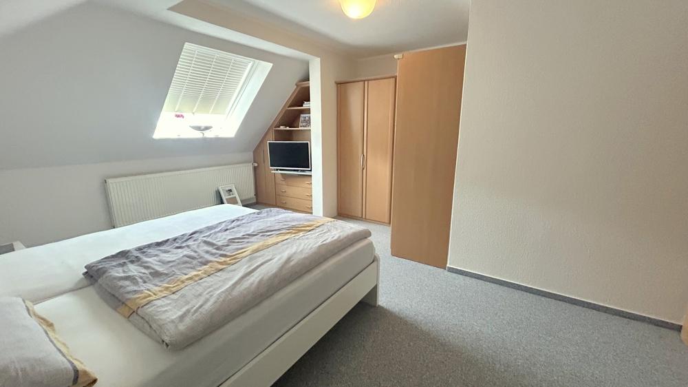Schlafzimmer mit Zugang zum Ankleidezimmer