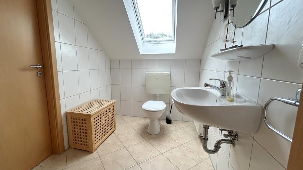 Badezimmer (WC) mit Zugang zum Abstellraum