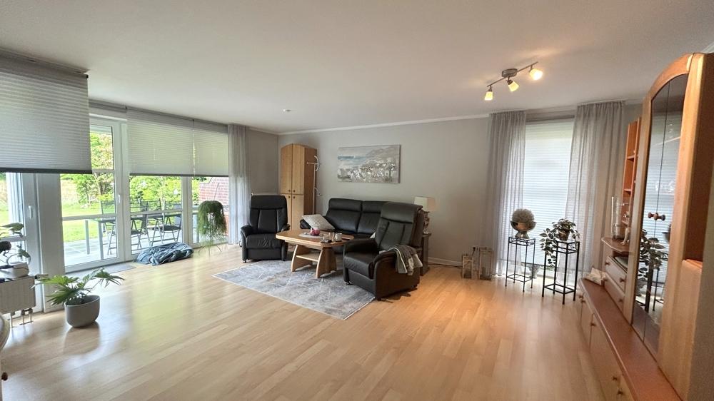 großzügiges Wohnzimmer mit Zugang zur teilüberdachten Süd-West-Terrasse