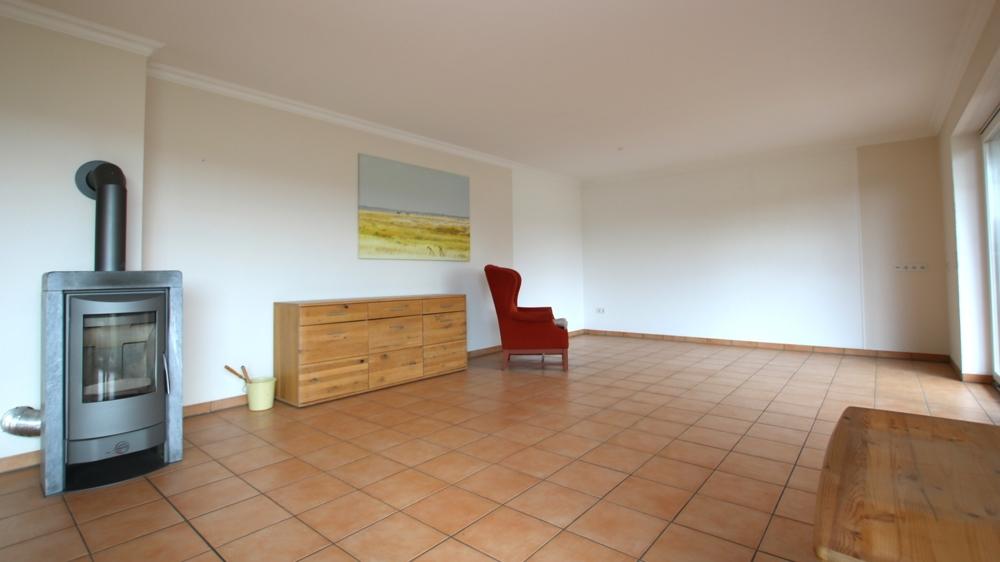 Wohnzimmer mit offener Küche