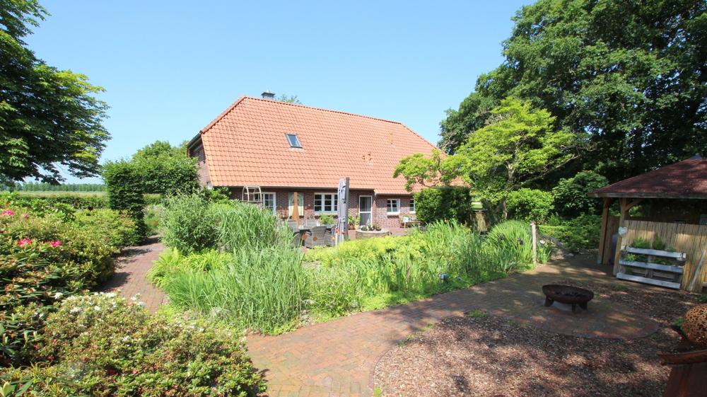 Vorgarten mit Teich und Grillhütte
