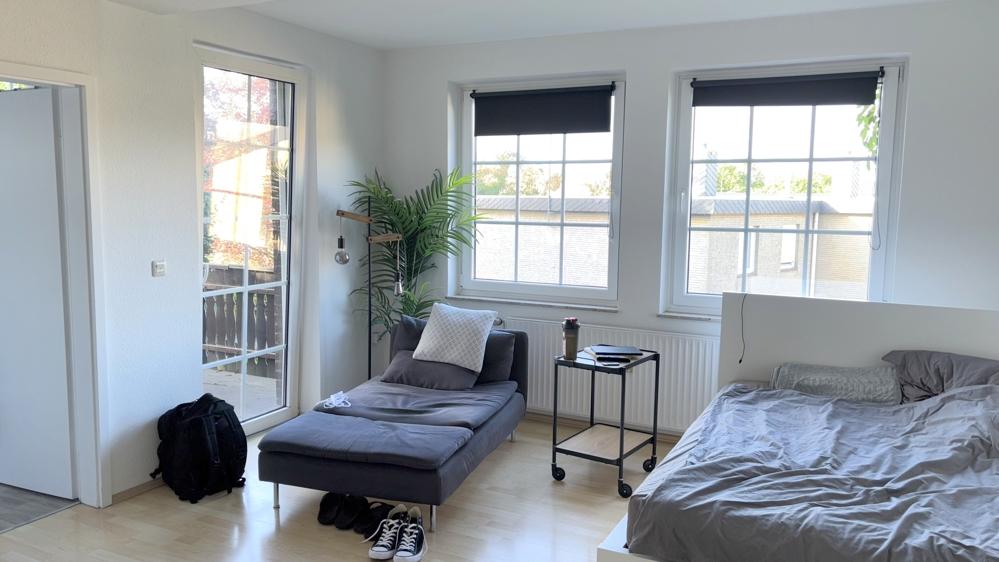 Wohn- und Esszimmer mit Zugang zum Balkon