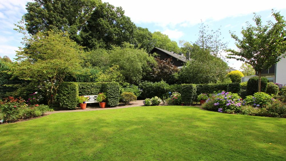 liebevoll angelegter Gartenbereich 