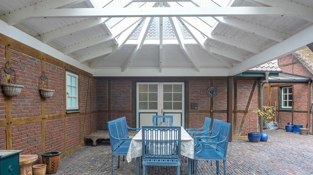 große, überdachte Terrasse mit Lichtkuppel am Sommer-Gästehaus