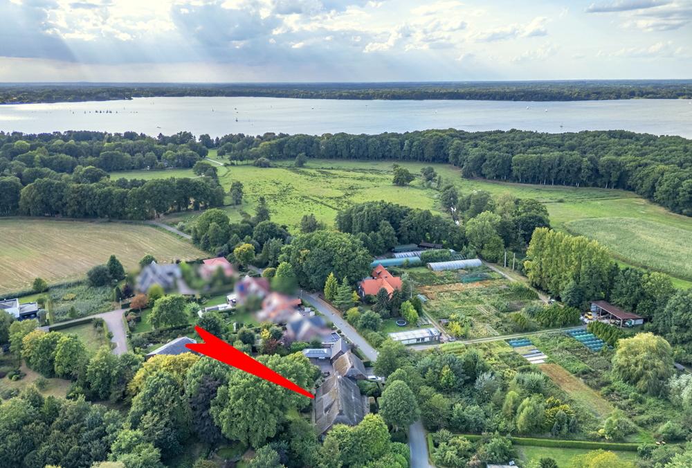 Drohnenaufnahme mit dem Zwischenahner Meer im Hintergrund