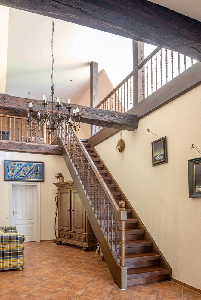 Diele mit Blick zur Treppe und Galerie im OG